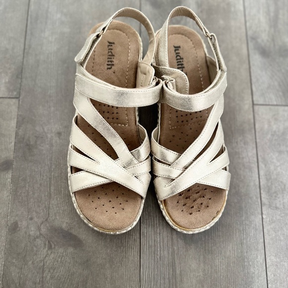 Judith REID Metallic Gold Strappy Sandals Comfort Metallic Golden sz 9 Hook Loop - Picture 6 of 16